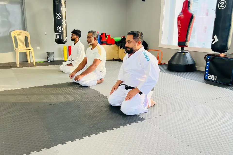 مدرّبون يجلسون في تأمّل هادئ قبل الحصة